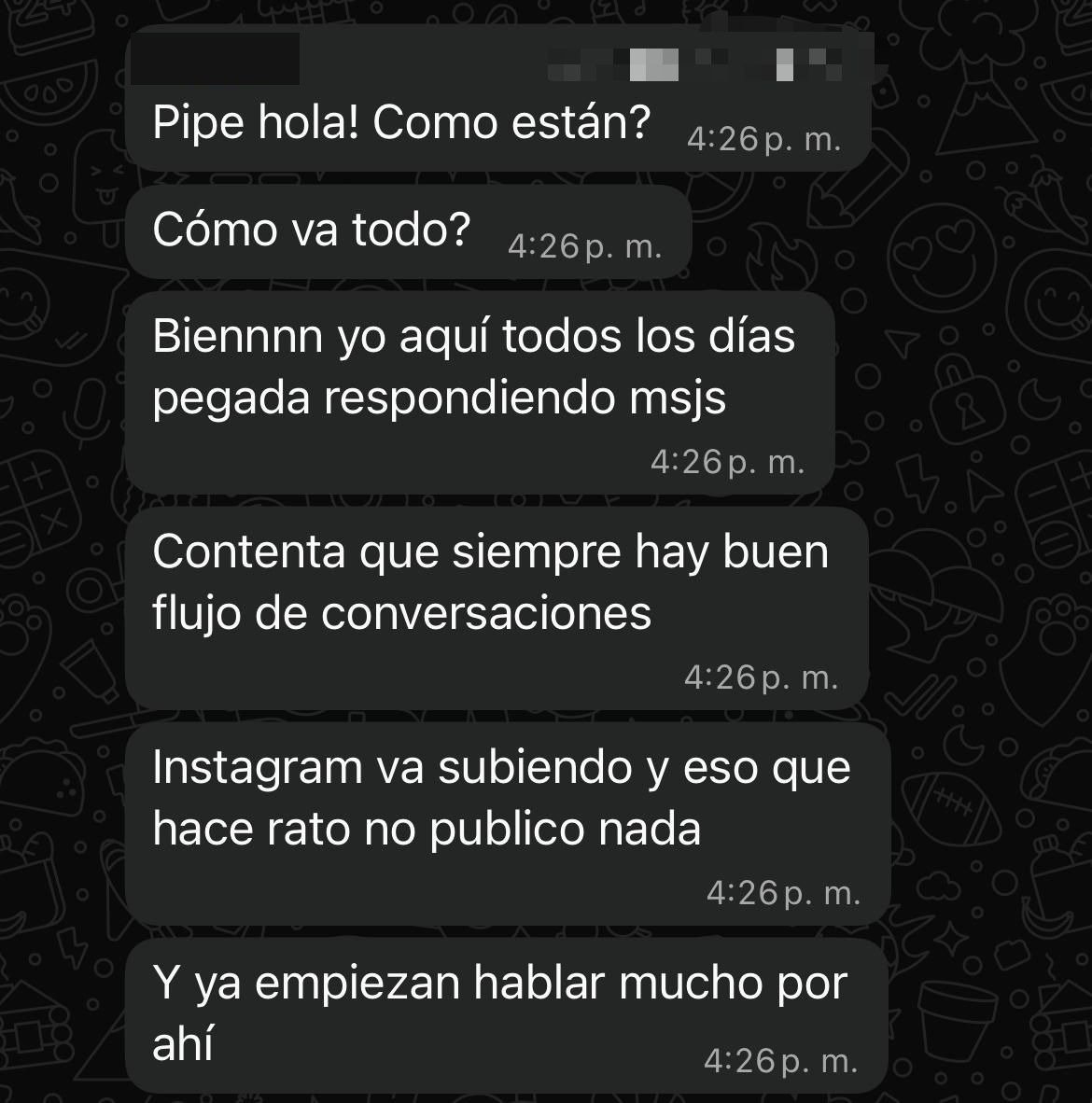 Conversación de WhatsApp con cliente comentando el flujo constante de conversaciones